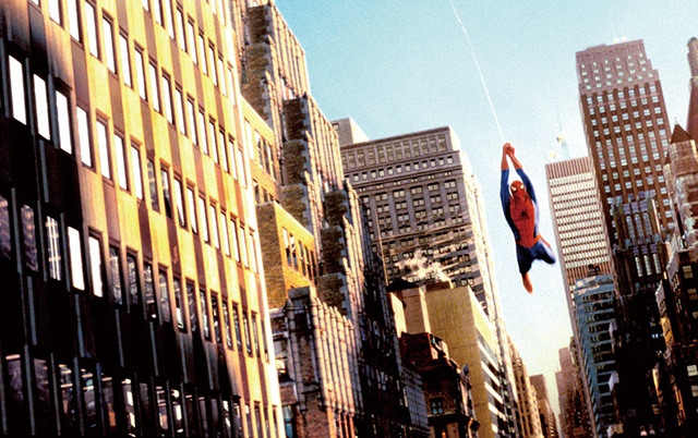 華麗なスウィングも、糸と俊敏性があればこそ(写真は『スパイダーマン』)