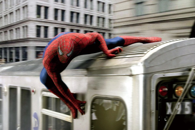 走る列車の上でもはがれない(写真は『スパイダーマン2』)