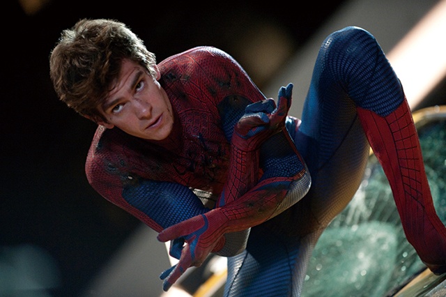 『アメイジング・スパイダーマン2』ではけがした患部を糸で応急処置していた