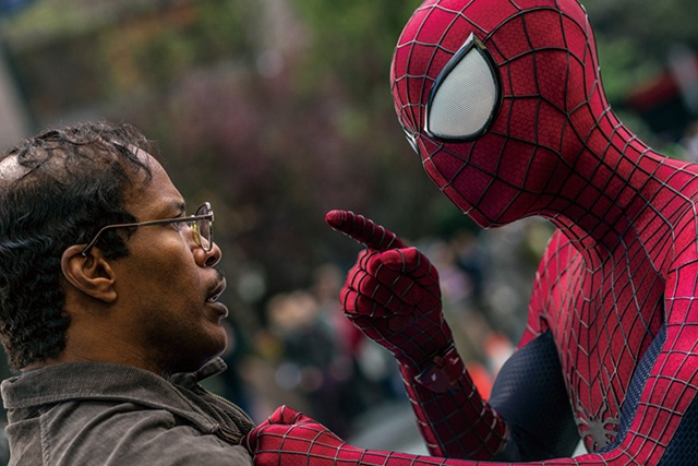 『アメイジング・スパイダーマン2』では、スーツの両目部分が第 1作の銀色から白に。形も大 きく丸みを帯びたものに
