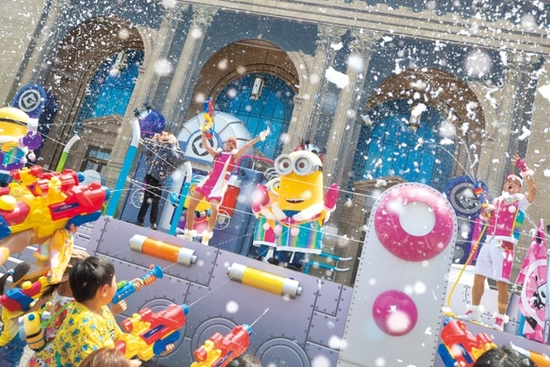 大量の水や雪が舞う中、ミニオンたちが“ハチャメチャ＆クール”なファッションショーを開催 ※写真は過去のもの