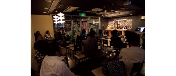 試写会の後に、USTREAMスタジオ カフェ大阪で行われたトークショーには約30人が参加