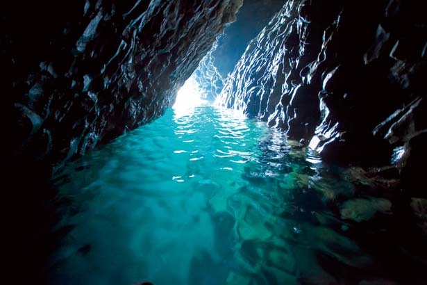 波のうねりと共に光線が揺らぎ、さまざまな表情を見せてくれる/青の洞窟