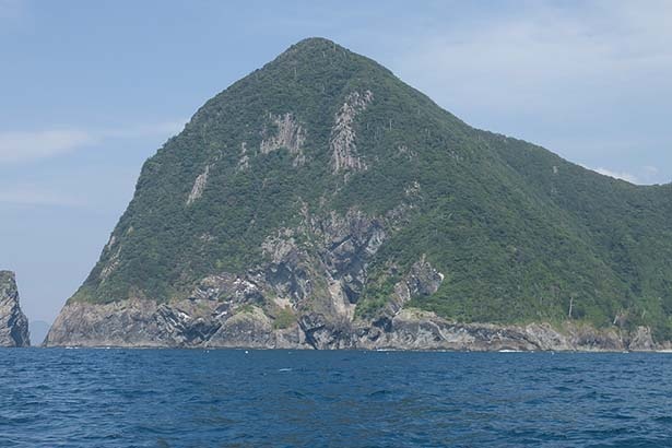 日本海の名勝の一つ、犬ヶ岬。この岩山の下に青の洞窟がある