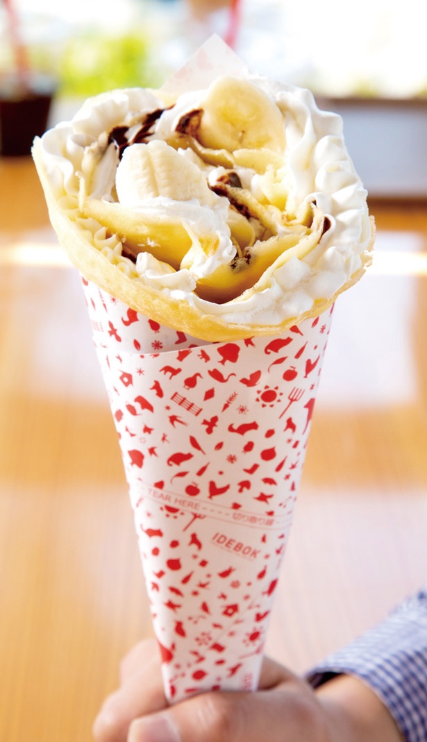 ジャージー牛乳の優しい甘味を含んだ生地が特徴のクレープ「ホイップクリーム チョコバナナ」(580円)