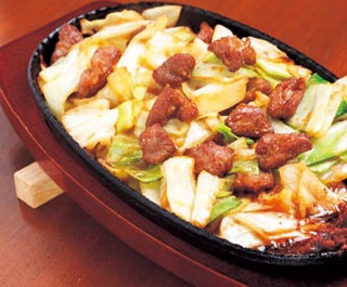 ガツンとくる旨味と辛味がクセになる！博多名物「辛味噌鉄板」が神戸で味わえる「辛味噌鉄板 竜ちゃん」