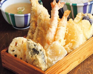 博多風のアツアツ天ぷらを大阪で！揚げたてが手頃な定食で味わえる「天ぷらの山」