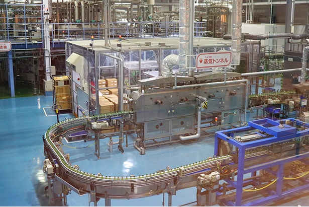 実際に働く人、様々な機械を見られるのも工場見学の醍醐味/キリンビバレッジ滋賀工場