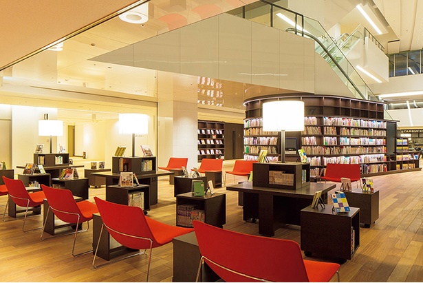 1階の図書館には様々な蔵書が置かれる