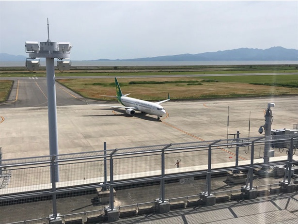 干潟を背に離着陸する飛行機を一望できる / 九州佐賀国際空港 展望室