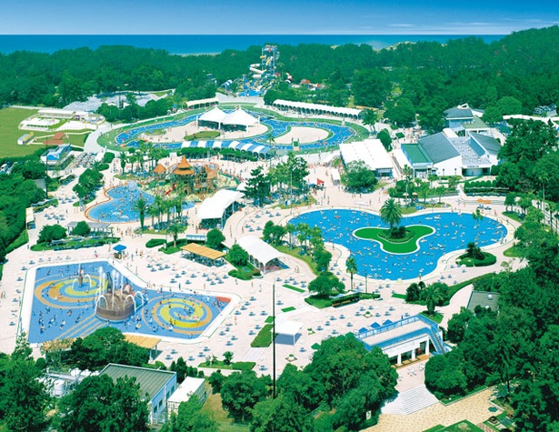 【写真を見る】海の中道海浜公園内にあり、プール利用料に公園入園料も含まれる / 海の中道サンシャインプール