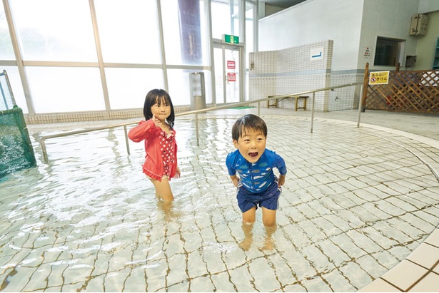 傾斜のついた幼児用の浅いプール / 佐賀大和温泉  ホテル アマンディ