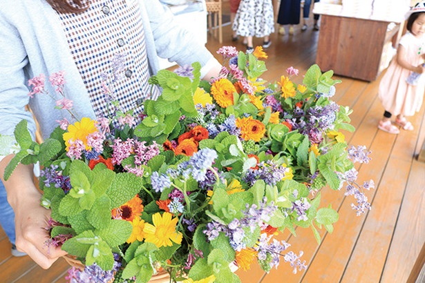 スタッフがハーブの花束をトス。キャッチできれば運気がUP!? / メナード青山リゾート