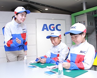 キッザニア甲子園に新パビリオン！AGCの「ガラス工場」で鏡作りに挑戦