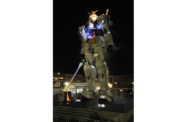 【写真】高さ18mの巨大なガンダム立像が、正月にはバージョンアップ！