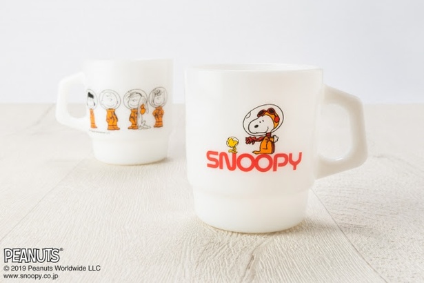 「Fire-King スタッキングマグ Peanuts　ミルクホワイト」(税抜3600円)。アストロノーツスヌーピーのほか、チャーリー・ブラウンやサリーたち仲間もアストロノーツに！