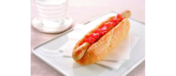 「FISH CAKE＆DELI」の「シーセージドック」。サルサ（写真）はじめ、三種が揃う