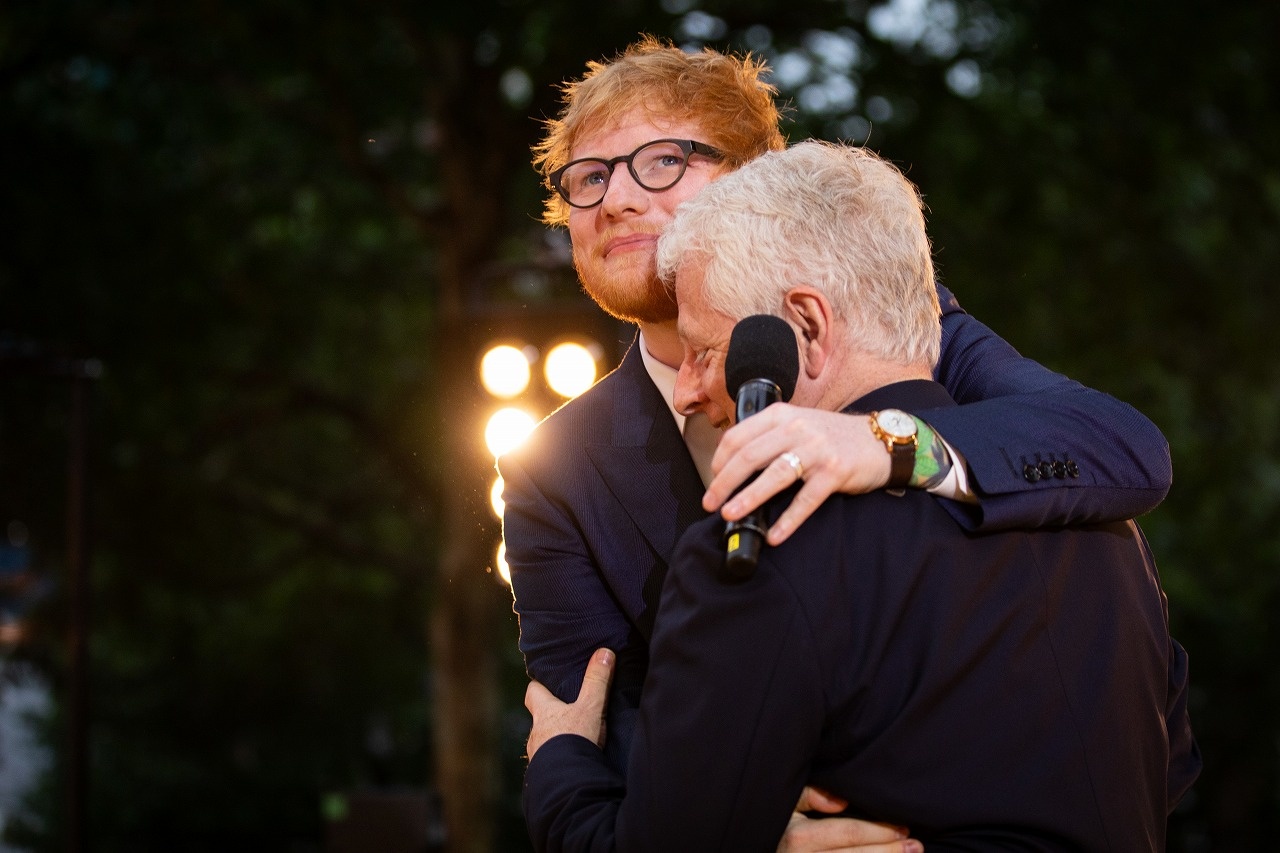 【写真を見る】熱いハグ!長年の友人エド・シーランとリチャード・カーティス<写真11点>