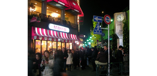 この日の夜も多くの人が待ち合わせに使っていた