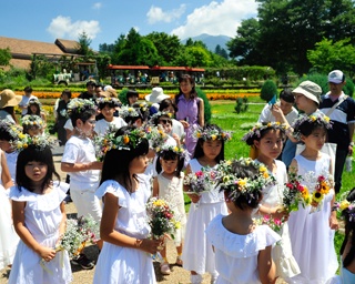 子供たちの成長を願う可愛いイベント｢スイスの花祭り｣が山梨県北杜市で開催