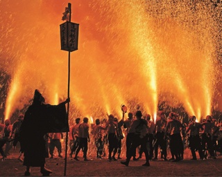 夜空を焼き尽くす奇祭・静岡県湖西市で「新居諏訪神社奉納煙火祭礼」開催