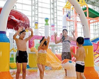 0歳児も遊べる遊具が大充実！安心の全天候型プールと大温泉「スパワールド 世界の大温泉 スパプー」