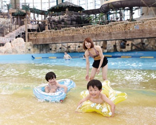 夏季限定の屋外プールではしゃぎまくり！子ども専用プールが嬉しい「鶴見緑地プール」