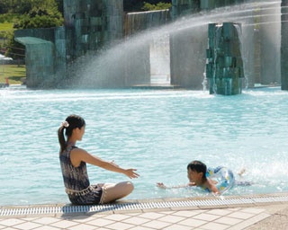 木々や芝生が多く子連れでリゾート気分を満喫できる！京都を代表する人気プール「太陽が丘ファミリープール」