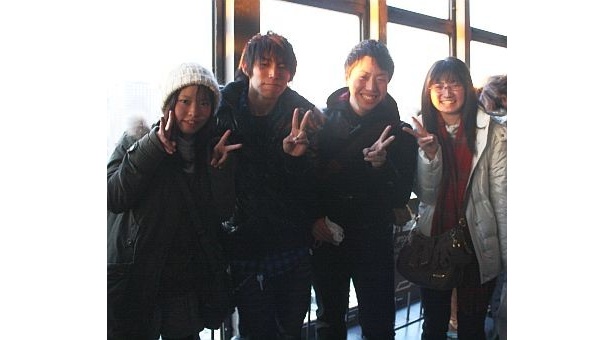 「明治神宮で初詣をしたあとに来ました！」と話す大学生4人組み。「初日の出はめっちゃ良かった！」とのこと