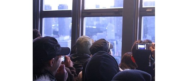 熱心に写真撮影をする見物客