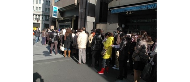 銀座通り口からフラワー口まで長蛇の列ができあがった