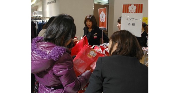 各売り場では店員の威勢のよい掛け声が聞こえ、興味津々で商品を吟味する客の群れができていた