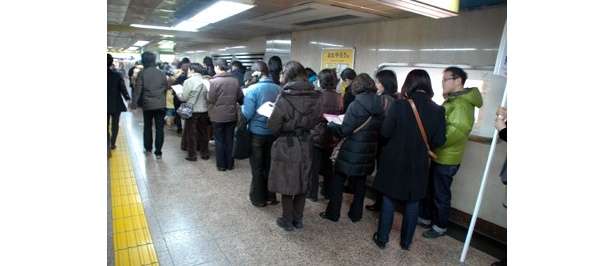 混雑を想定して、売り場に会わせて2か所の入り口を設置。地下にも入店口を設けた