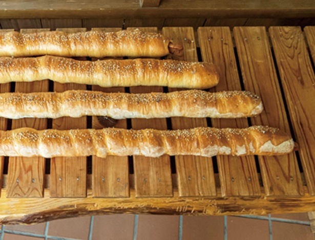 三瀬ルベール牧場 どんぐり村 / 「ロングウインナーパン」(960円)。フランスのゲランド産の塩がアクセント