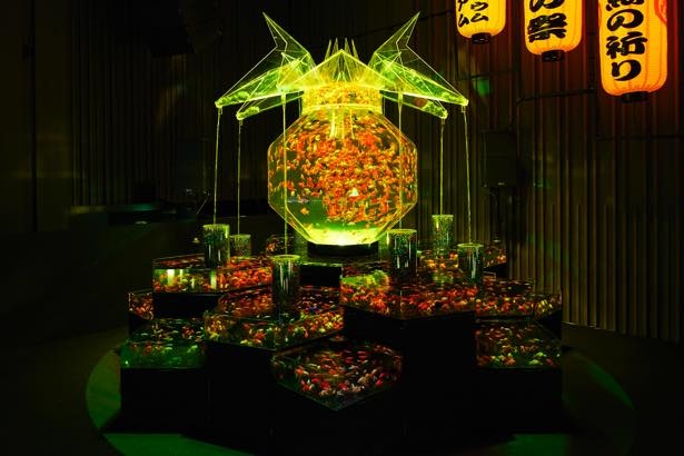 「超・花魁」巨大金魚鉢とその周囲を囲む17のアクアリウムで構成され、きらびやかな照明や映像で彩る