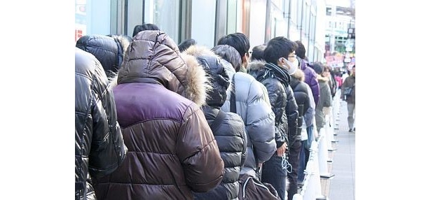 午前8:00頃、すでにビックカメラの店舗前にはこ～んな行列が