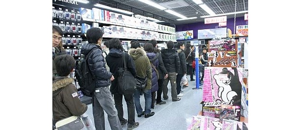 「PS3セット」(2万9800円)を求めてやってきた人たち