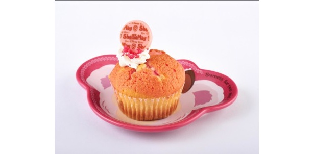 シェリーメイの名前が書かれたチョコプレートがのっている「ストロベリーマーブルマフィン、スーベニアプレート付」(700円)