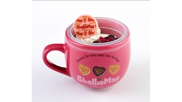 カップの裏にはハート形のビスケット「ベリーゼリー・チーズムース、スーベニアカップ付」(600円)