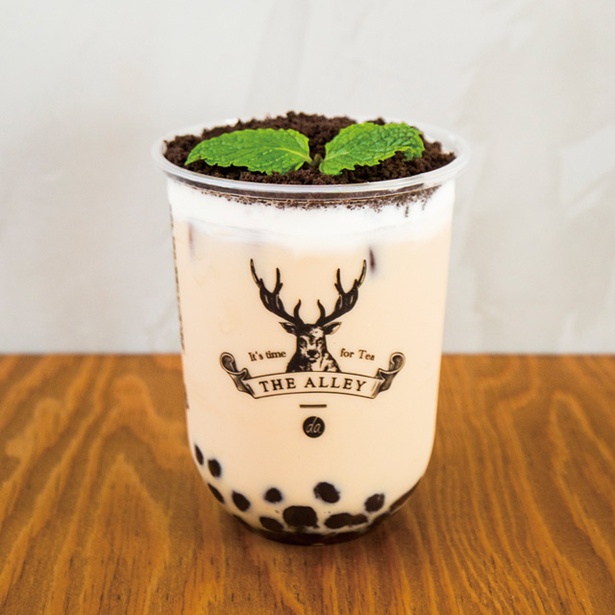 盆栽タピオカミルクティー(648円) はココアチップとミントを盆栽に見立てた一杯。濃厚なアッサムミルクとビターなココアが調和する / THE ALLEY 天神店