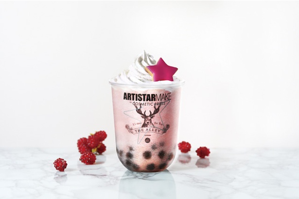 ラズベリーピーチスター(734円) 。コスメブランドとコラボした7月31日(水)までの新商品。茶葉の選別から焙煎までこだわり味わいや香りを引き出す / THE ALLEY 天神店
