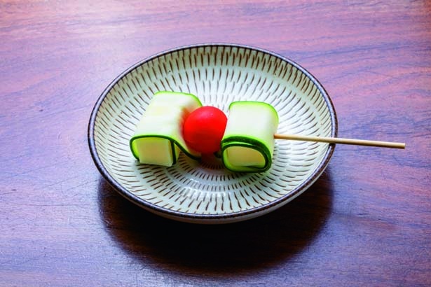 【写真を見る】モッツァレラ野菜巻き(270円)。ジェノバソースで味わって/やさい串巻き なるとや