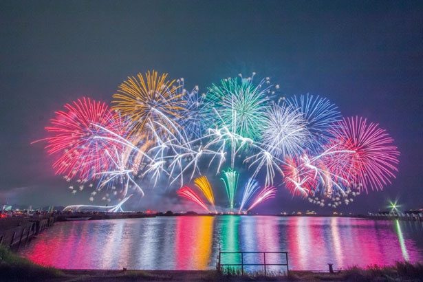 琵琶湖の湖面を華やかに照らす様子は、まさに絵画のような美しさ/長浜・北びわ湖大花火大会