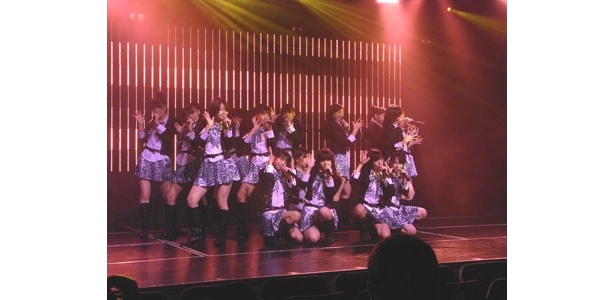 AKB48のヒット曲メドレーも披露し、会場のムードは最高潮に！