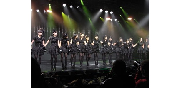 公演を終えたNMB48メンバーは、全員で手をつなぎ観客にあいさつをした