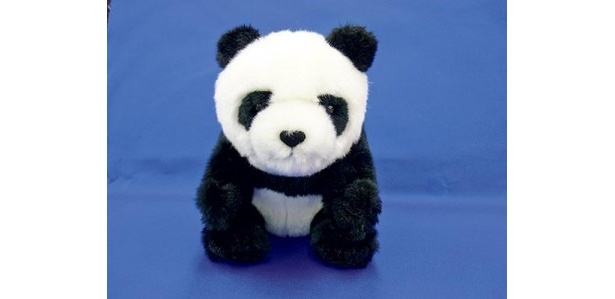 パンダ上陸で、上野動物園内のパンダグッズはさらに売れる!?ぬいぐるみパンダS(1365円)