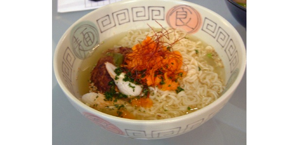 ピーマンの肉詰めがおいしい「ギュウギュウつめこみラーメン」