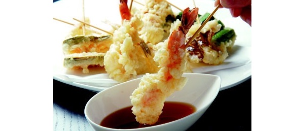 海老（150円）など定番もののほか、その時期にしかない食材を手軽に楽しめるのも串揚げの魅力だ