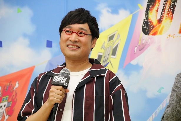 万博の司会者、ドナルド・モデラート役の声優を務める南海キャンディーズの山里亮太