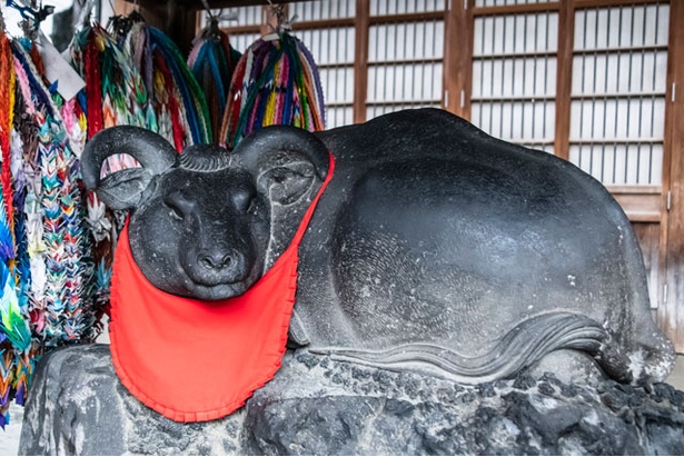 牛嶋神社 / 自分の体と同じ場所をなでると、治してくれるという「撫牛(なでうし)」
